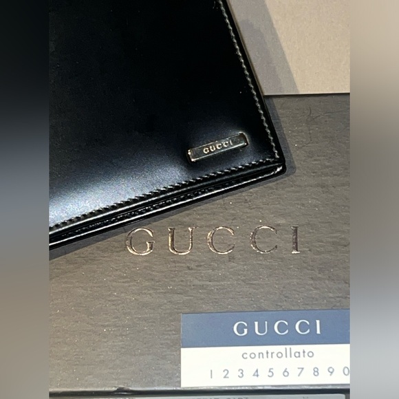 AUTHENTIC Gucci men’s leather wallet.